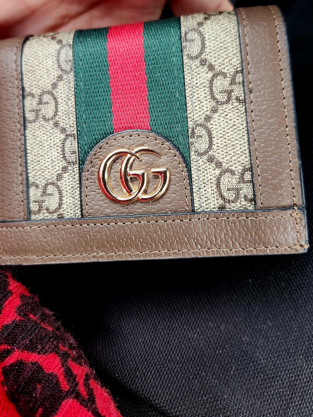 Gucci GG Supreme Card Case Wallet: Iconic Style Meets Everyday Function.